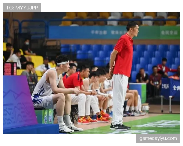 篮球比赛中替补席管理规则详解：球员与教练的现场行为规范